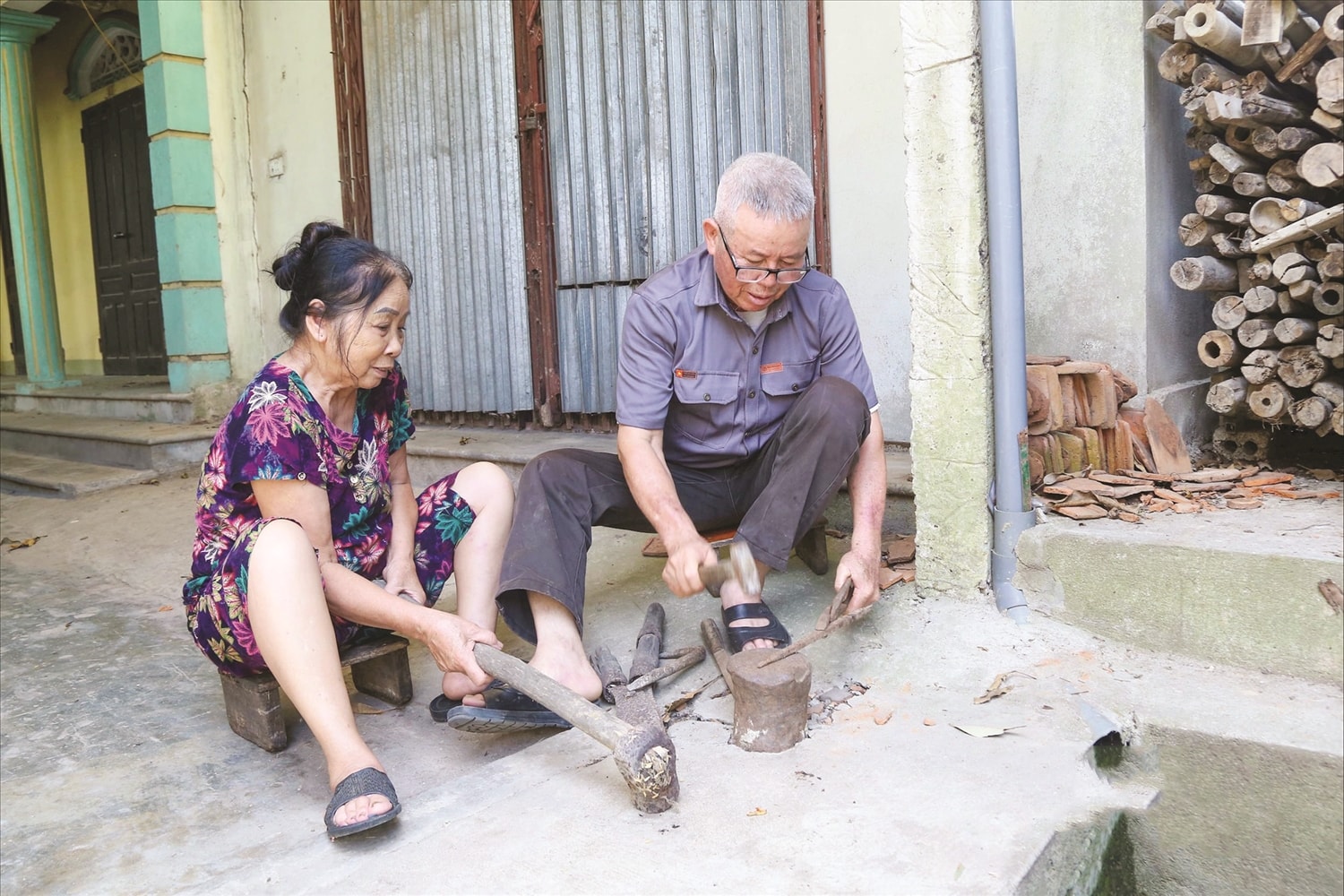 Các công cụ nghề rèn hiện nay ở làng Nho Lâm chủ yếu phục vụ nhu cầu  sửa chữa, mài dũa trong gia đình. Ảnh: Đình Tuyên