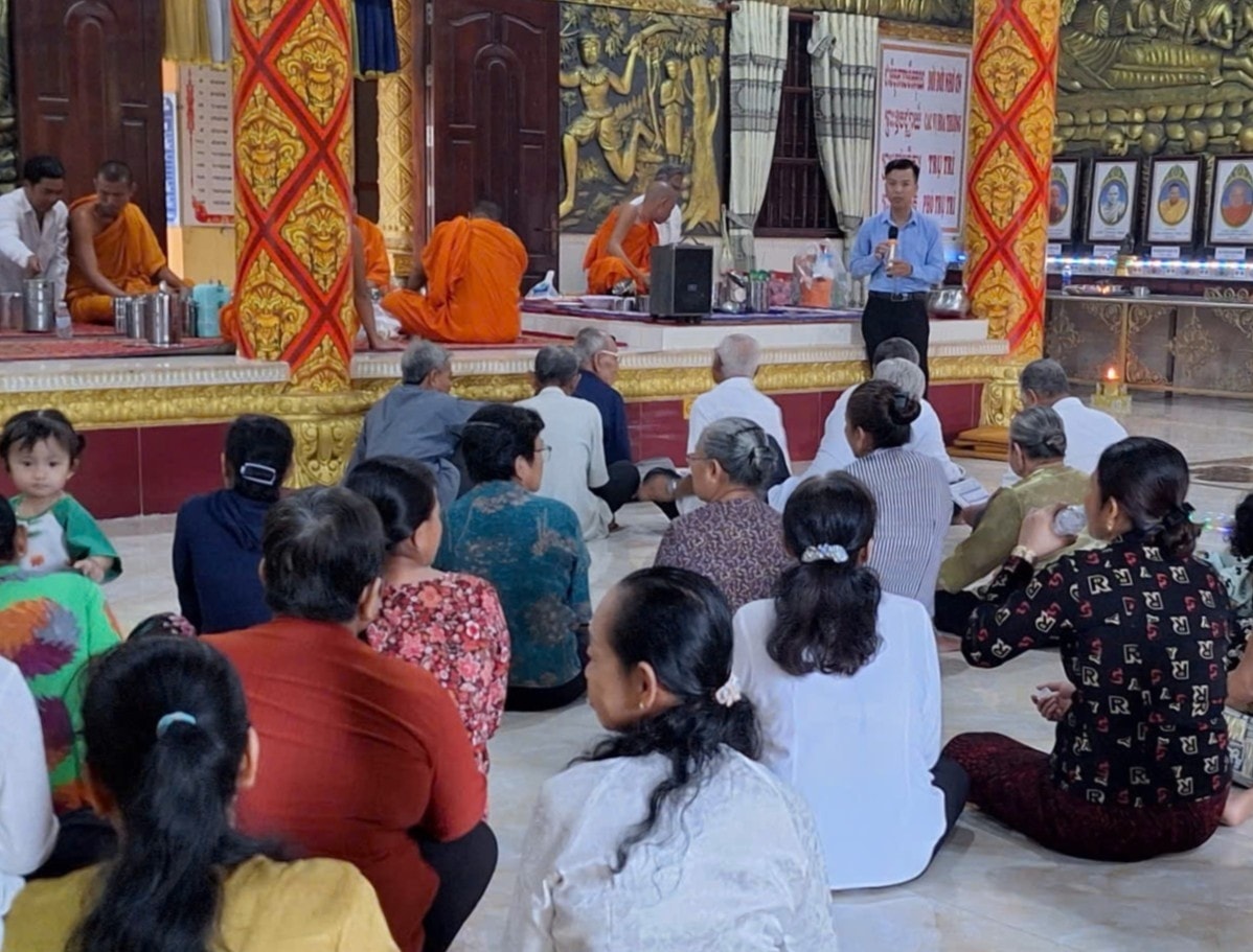 Đại diện  Trường Trung cấp An Giang tuyên truyền, tư vấn hướng nghiệp cho đồng bào DTTS tại chùa Khmer
