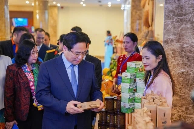 Thủ tướng Phạm Minh Chính thăm quan các gian hàng tại Hội nghị