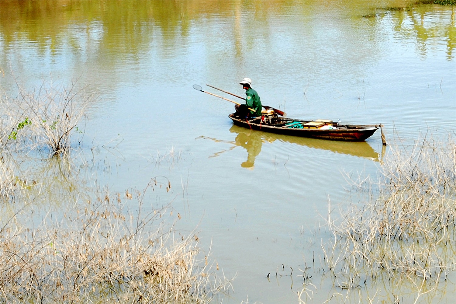 Bộ dụng cụ rất đơn giản với bộ kích điện và chiếc thuyền có thể tự do đi lại để đánh bắt.