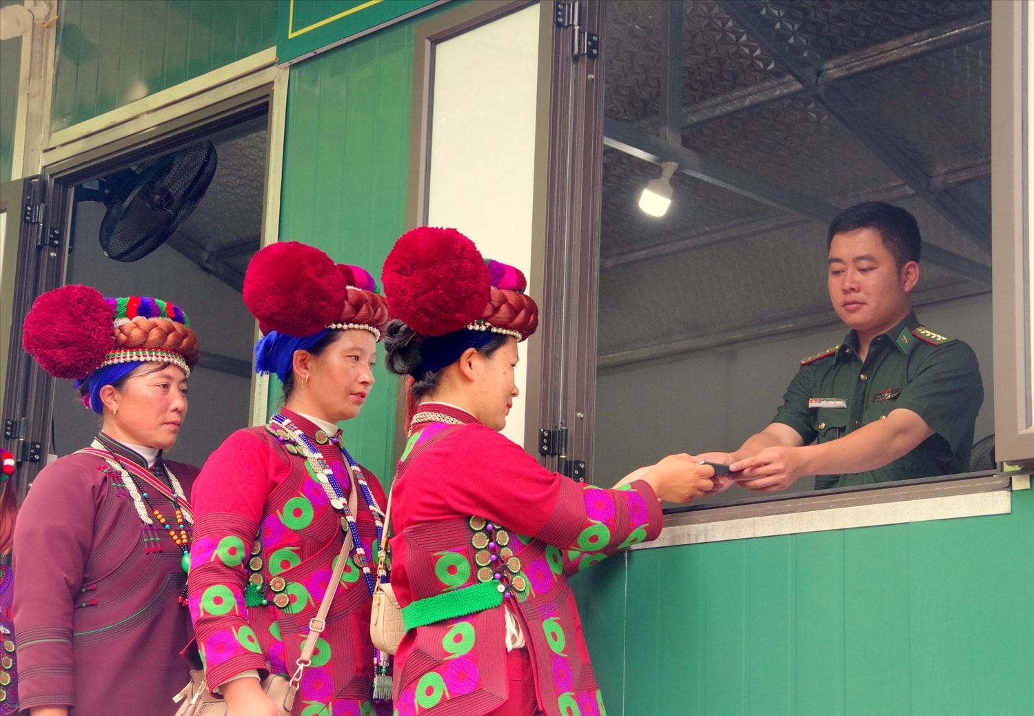 Người dân làm thủ tục xuất cảnh qua lối mở Sì Choang - Dền Suối Thàng.