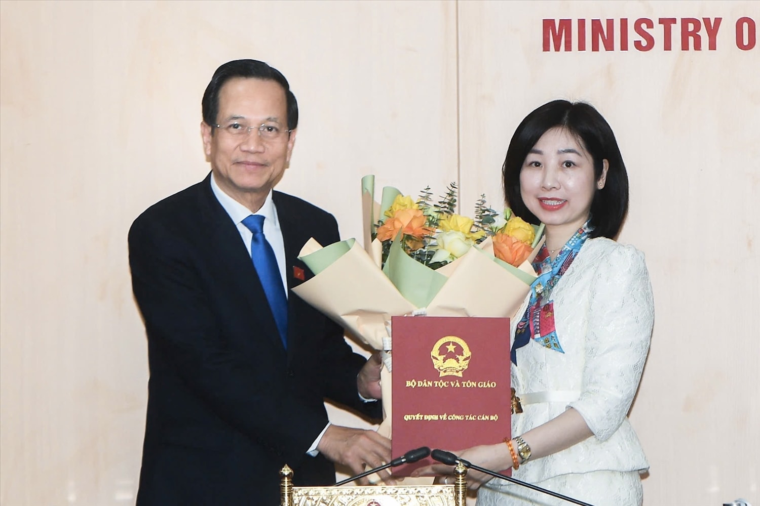 Bộ trưởng Bộ Dân tộc và Tôn giáo Đào Ngọc Dung trao quyết định bổ nhiệm bà Phùng Thu Hà. 