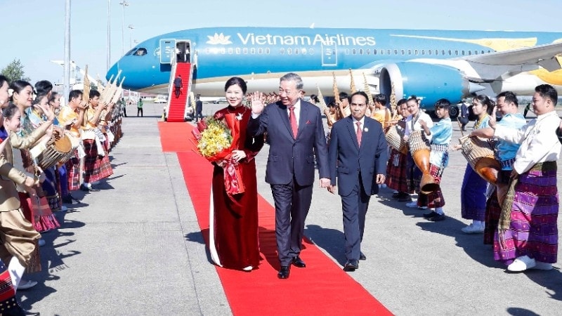 Lễ đón Tổng Bí thư Tô Lâm và Phu nhân tại sân bay quốc tế Wattay, Thủ đô Vientiane. (Ảnh: Thống Nhất/TTXVN) 