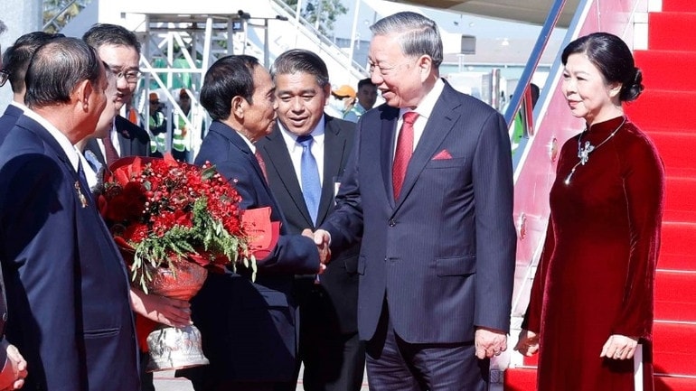 Lễ đón Tổng Bí thư Tô Lâm và Phu nhân tại sân bay quốc tế Wattay, Thủ đô Vientiane. (Ảnh: Thống Nhất/TTXVN) 