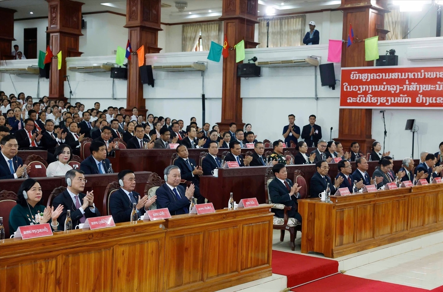 Tổng Bí thư Tô Lâm và Tổng Bí thư, Chủ tịch nước Lào Thongloun Sisoulith cùng các lãnh đạo cấp cao của hai nước và đại biểu tại sự kiện. (Ảnh: THỐNG NHẤT/TTXVN) 