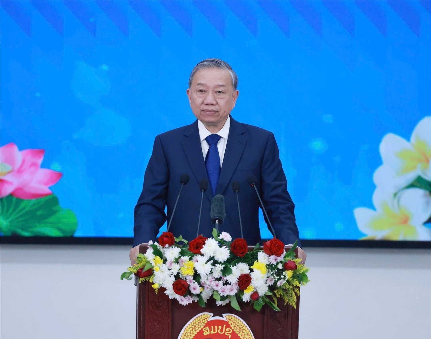 Tổng Bí thư Tô Lâm phát biểu chính sách tại Học viện Chính trị và Hành chính Quốc gia Lào, chiều 1/12/2025. (Ảnh: THỐNG NHẤT/TTXVN) 