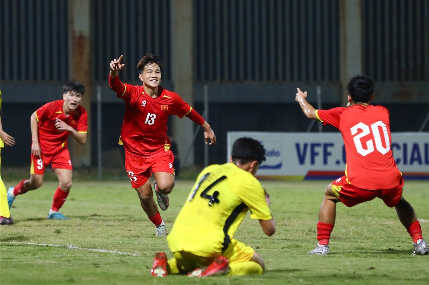 U17 Việt Nam giành chiến thắng 4-0 trước U17 Malaysia trong lượt trận cuối
