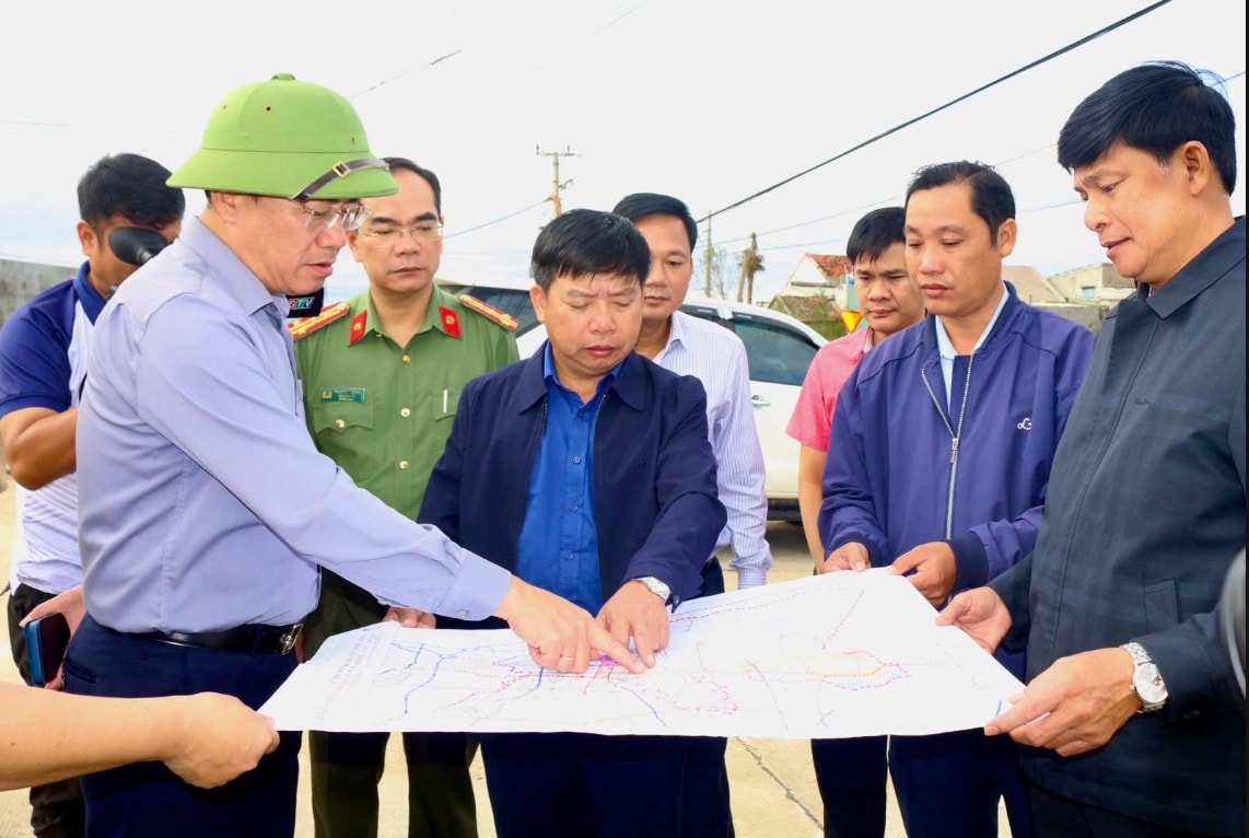 Lãnh đạo tỉnh Gia Lai khảo sát quy hoạch khu tái định cư xã Tuy Phước Đông. (Ảnh: P.H)