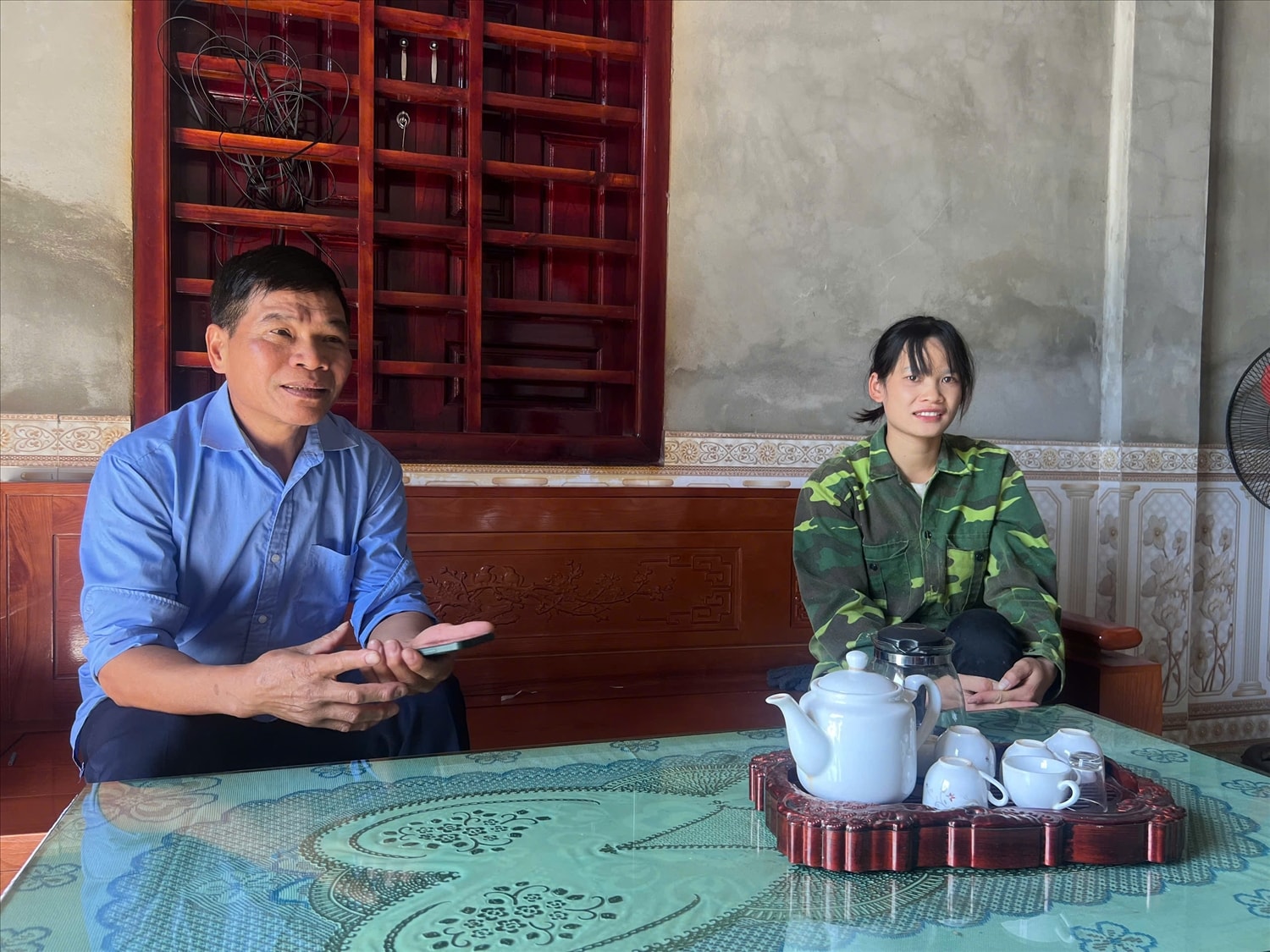 Bí thư Chi bộ, Trưởng thôn, Người có uy tín Lăng Hải Kỳ, thôn Hợp Nhất 1 đến từng hộ dân trong thôn tuyên truyền, vận động thực hiện hiệu quả các chủ trương của Đảng và Nhà nước