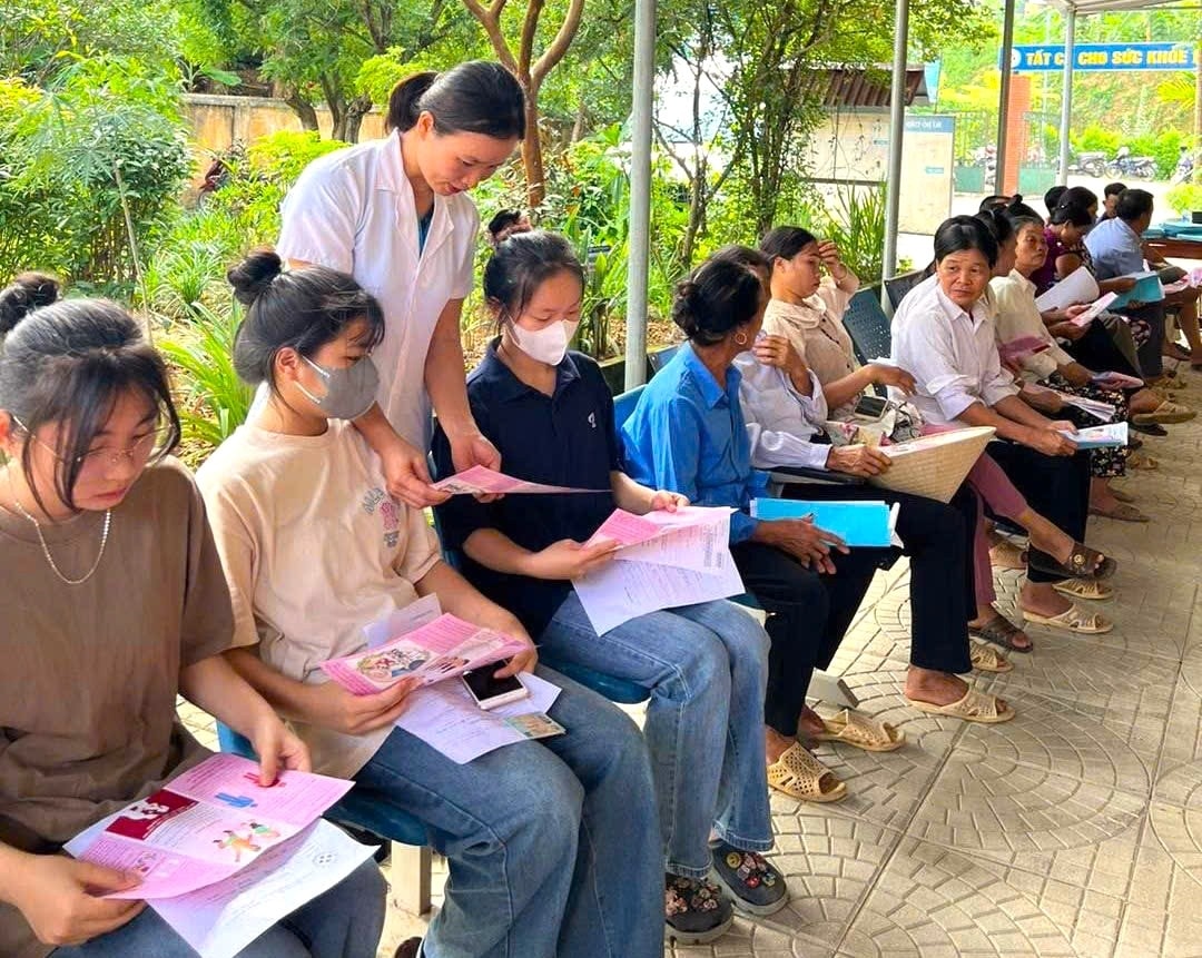 Thanh niên, phụ nữ người DTTS  đến Trạm y tế xã Minh Đài, tỉnh Phú Thọ để được tư vấn, thăm khám sức khỏe sinh sản