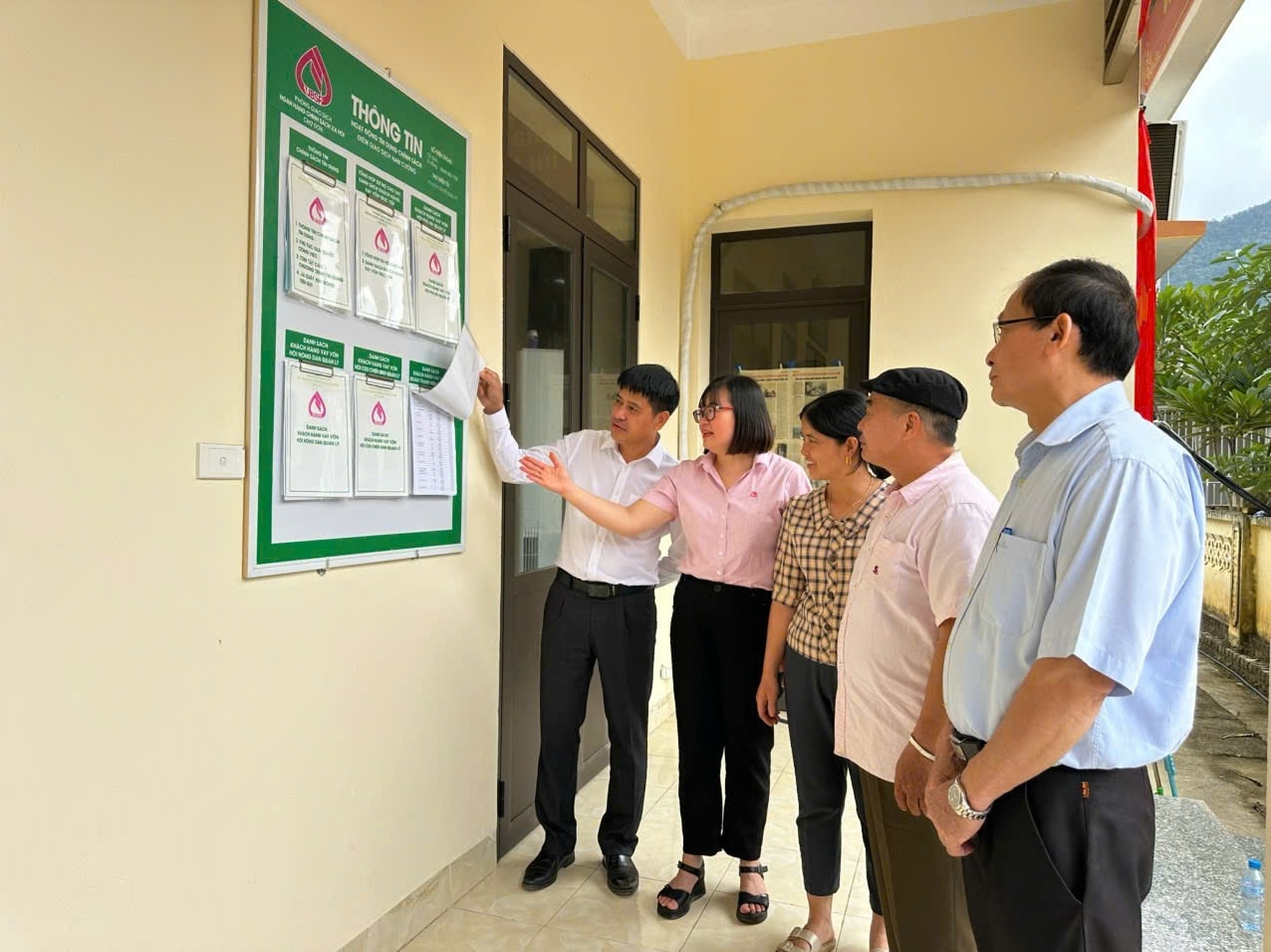 Giám đốc Phòng giao dịch NHCSXH Chợ Đồn Nông Thị Thu Hoài (thứ hai từ trái qua) thường xuyên kiểm tra hoạt động của các điểm giao dịch