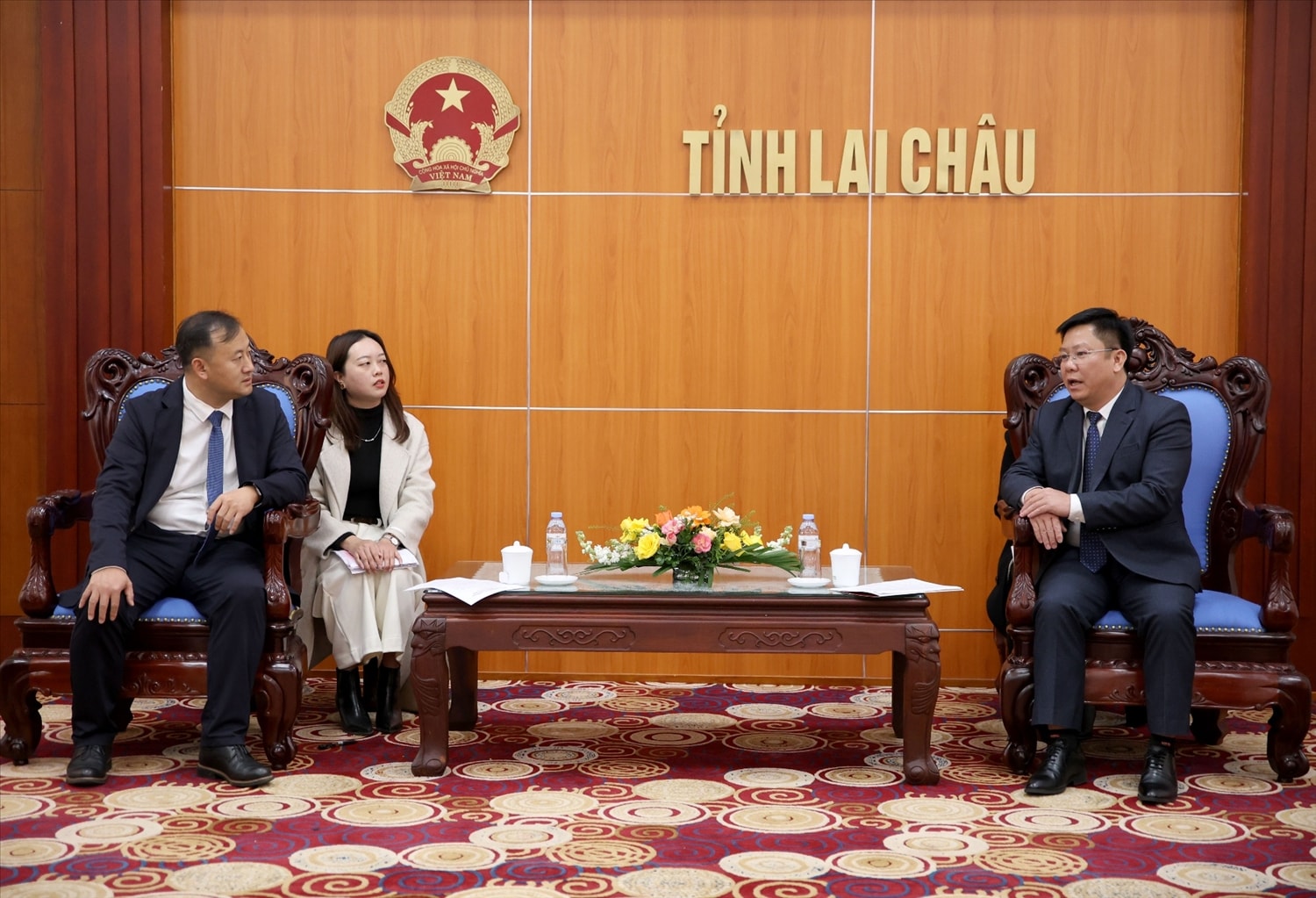 Đồng chí Trần Mạnh Hùng, Giám đốc Sở Văn hoá, Thể thao và Du lịch tỉnh Lai Châu thông tin những kết quả đạt được của các biên bản ghi nhớ hợp tác về văn hoá, du lịch giữa hai bên với Cục trưởng Cục Văn hoá và Du lịch Châu Hồng Hà Triệu Vỹ. Đồng chí Trần Mạnh Hùng, Giám đốc Sở Văn hoá, Thể thao và Du lịch tỉnh Lai Châu thông tin những kết quả đạt được của các biên bản ghi nhớ hợp tác về văn hoá, du lịch giữa hai bên với Cục trưởng Cục Văn hoá và Du lịch Châu Hồng Hà Triệu Vỹ.