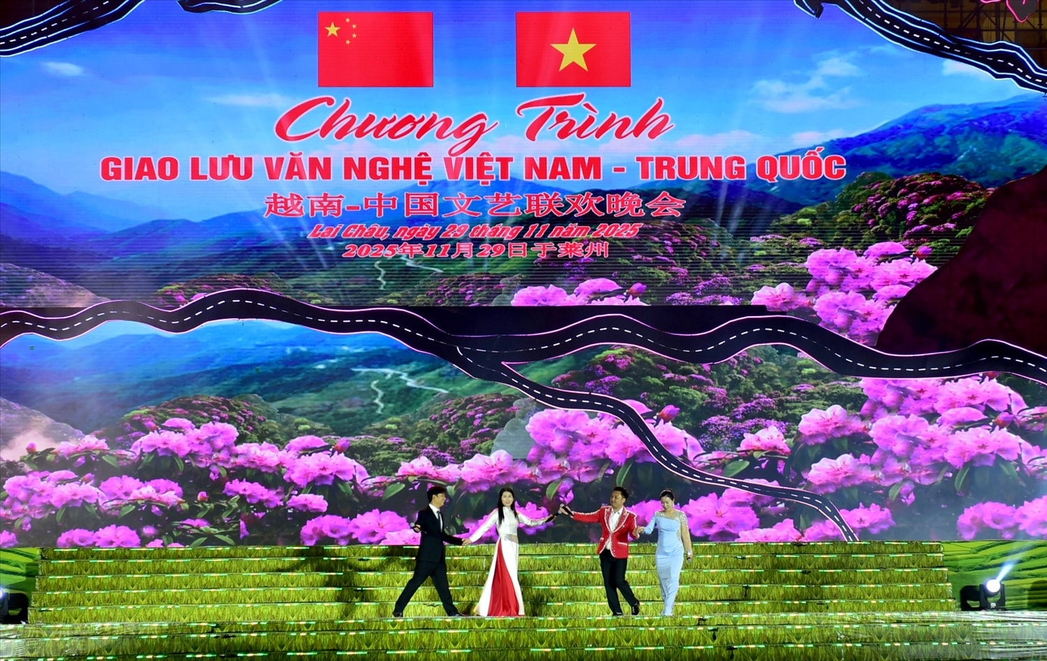 Màn song ca “Tình bạn” giữa ca sĩ tỉnh Lai Châu (Việt Nam) và ca sĩ Đoàn Nghệ thuật Kim Bình (Trung Quốc) tạo điểm nhấn trong chương trình giao lưu. Màn song ca “Tình bạn” giữa ca sĩ tỉnh Lai Châu (Việt Nam) và ca sĩ Đoàn Nghệ thuật Kim Bình (Trung Quốc) tạo điểm nhấn trong chương trình giao lưu.