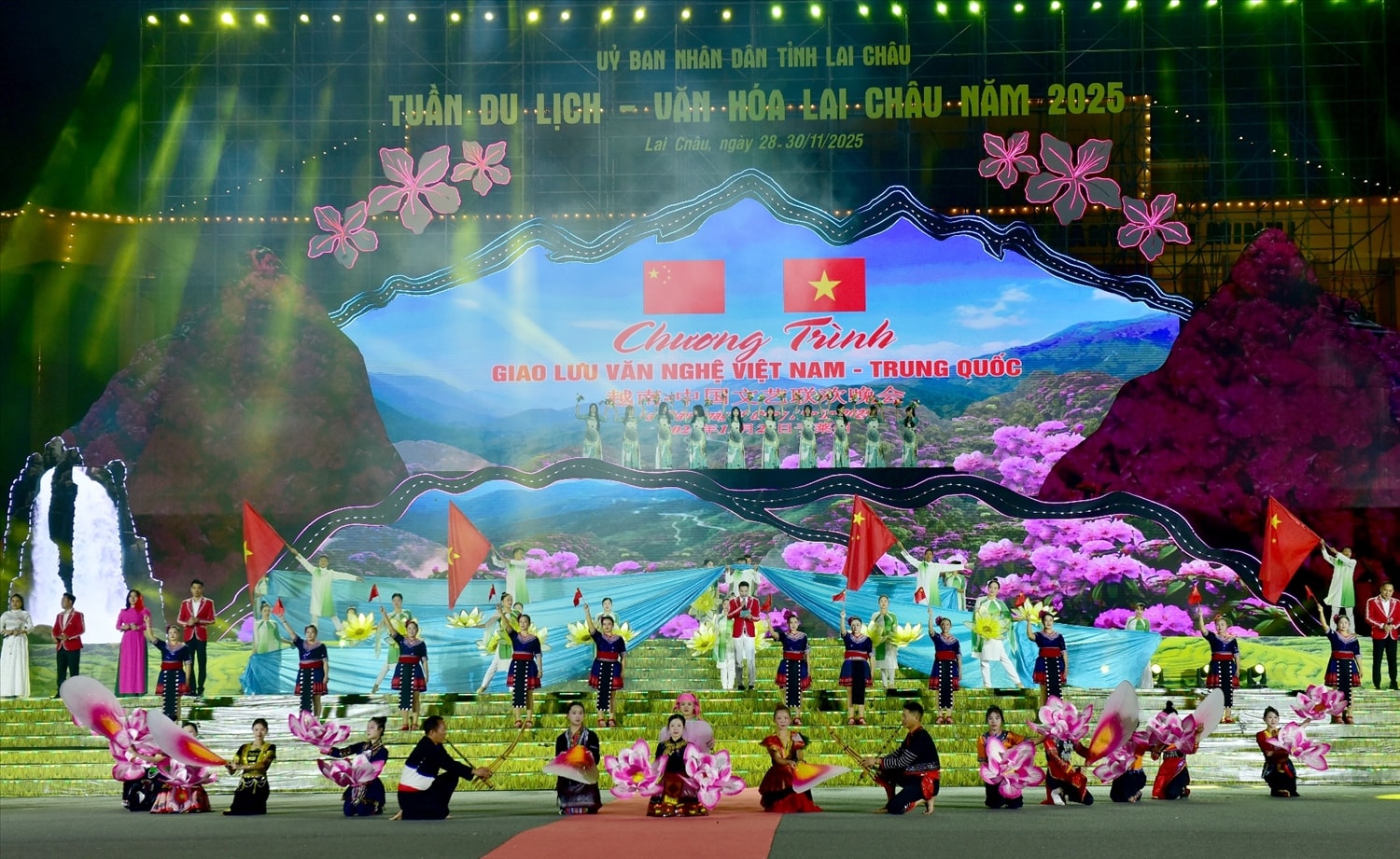 Tiết mục “Biên cương hữu nghị” mở màn chương trình giao lưu văn nghệ Tiết mục “Biên cương hữu nghị” mở màn chương trình giao lưu văn nghệ