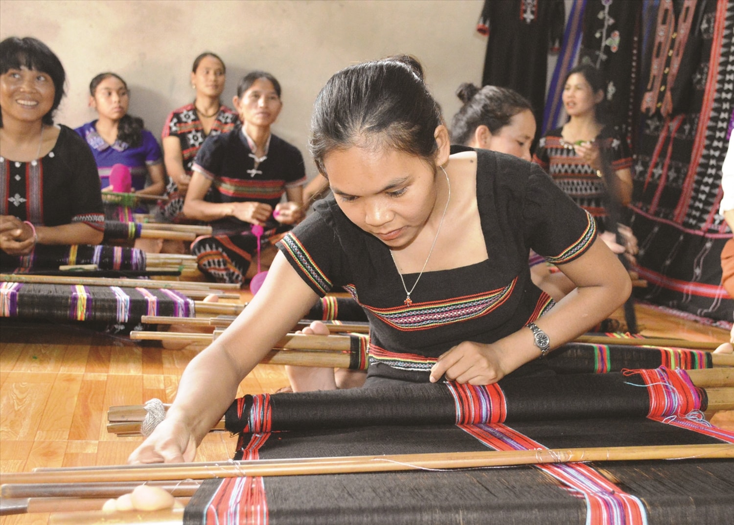 Nhiều chị em phụ nữ Pa Cô ở xã La Lay tâm huyết với nghề dệt thổ cẩm truyền thống Nhiều chị em phụ nữ Pa Cô ở xã La Lay tâm huyết với nghề dệt thổ cẩm truyền thống