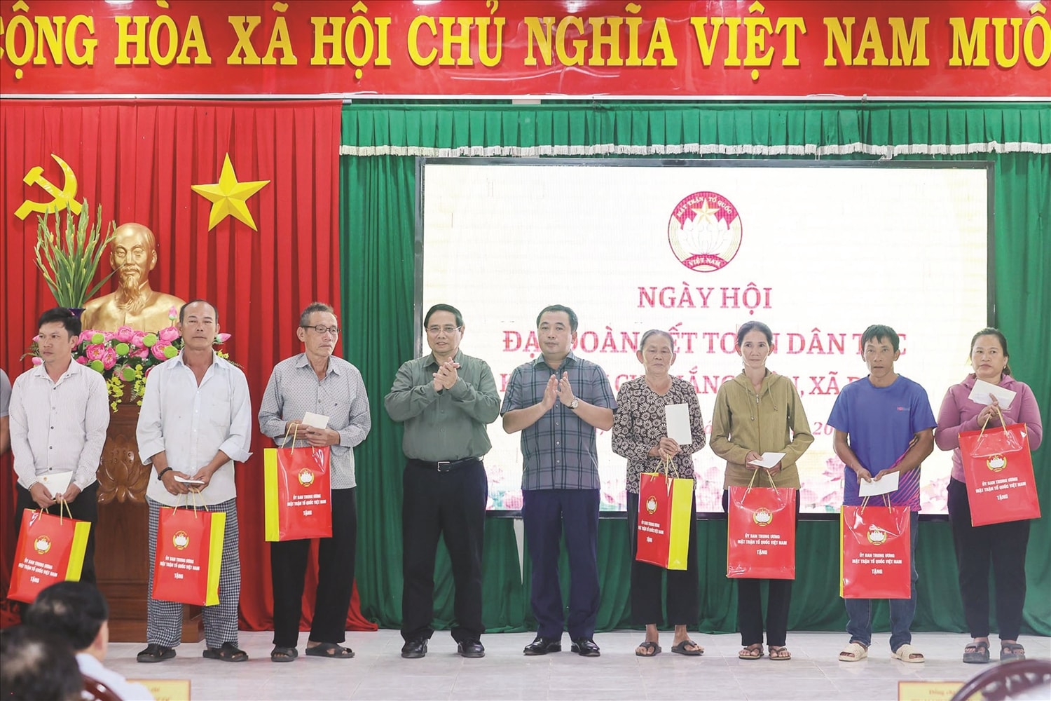  Thủ tướng Chính phủ Phạm Minh Chính tặng quà cho các hộ gia đình khó khăn, gia đình chính sách thôn Thắng Kiên,  xã Đề Gi tại 