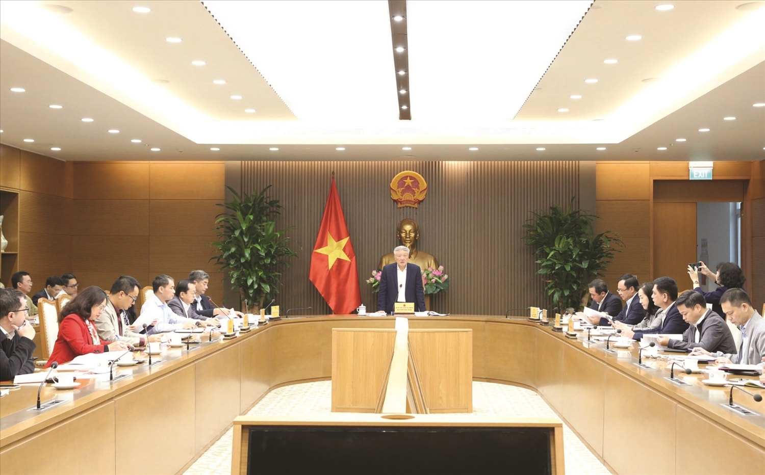Tại cuộc họp về kết quả, tiến độ xây dựng Báo cáo đề xuất chủ trương đầu tư các Chương trình MTQG  giai đoạn 2026-2035 (diễn ra tại Hà Nội ngày 18/11), Phó Thủ tướng Thường trực Chính phủ Nguyễn Hòa Bình  nhấn mạnh: Khi tích hợp các Chương trình MTQG, sẽ tăng cường hơn đầu tư cho vùng khó. Ảnh: VPG
