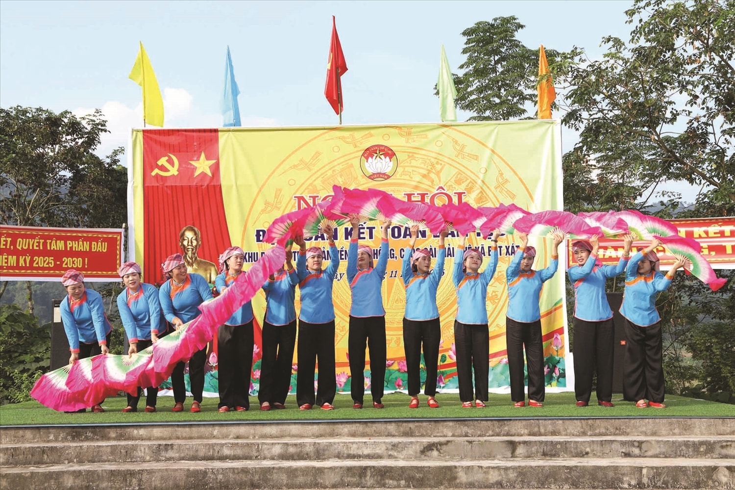 Tiết mục văn nghệ giàu bản sắc văn hóa tại Ngày hội Đại đoàn kết toàn dân tộc  Liên thôn Km0, 1, 2,3, Mường Đơ, xã Bát Xát, tỉnh Lào Cai. Ảnh: Trọng Bảo