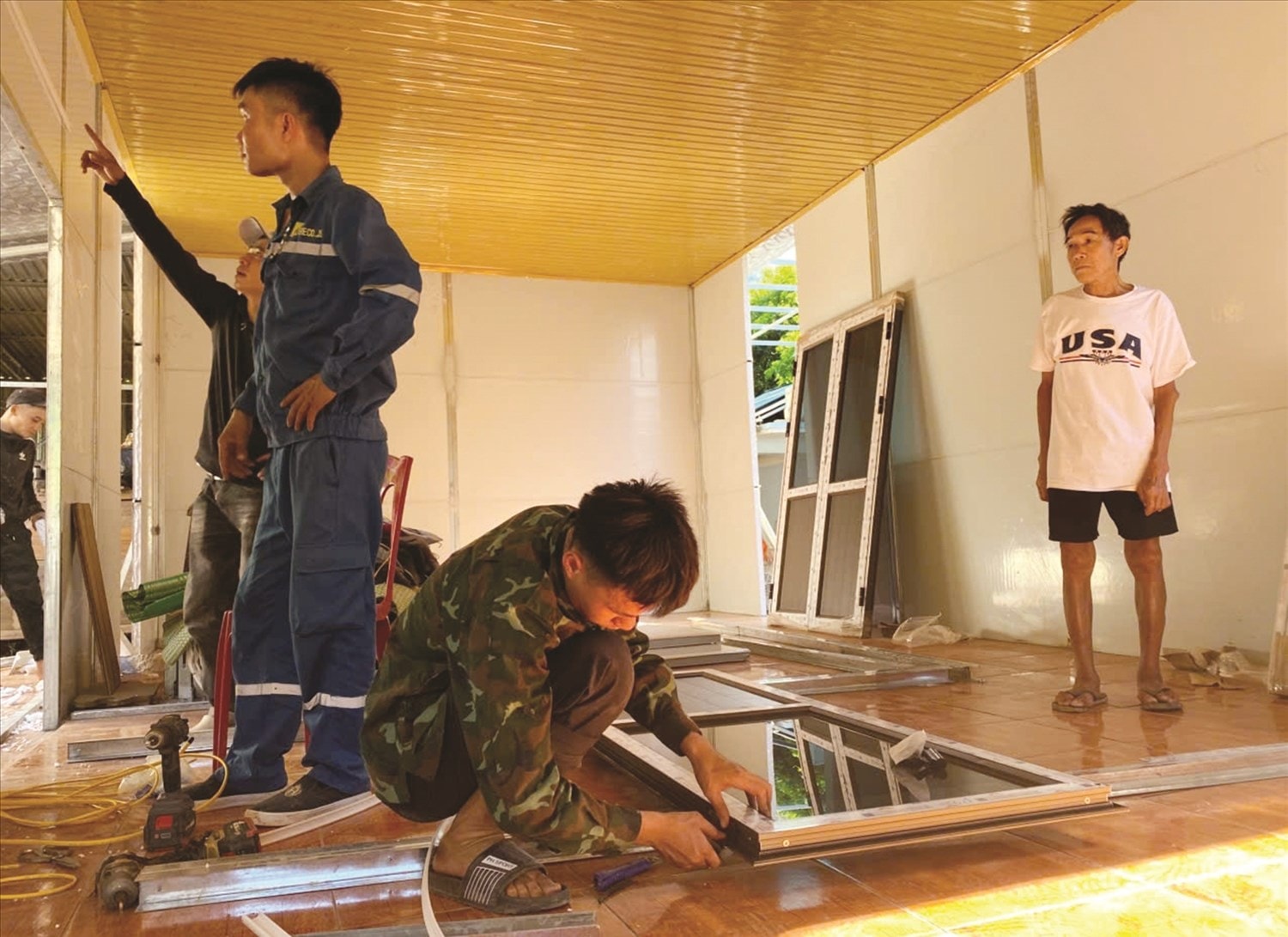 Ông Lô Văn Thanh (ngoài cùng bên phải), bản Xốp Tụ,  xã Mỹ Lý trong căn nhà được hỗ trợ xây dựng  theo hình thức lắp ghép