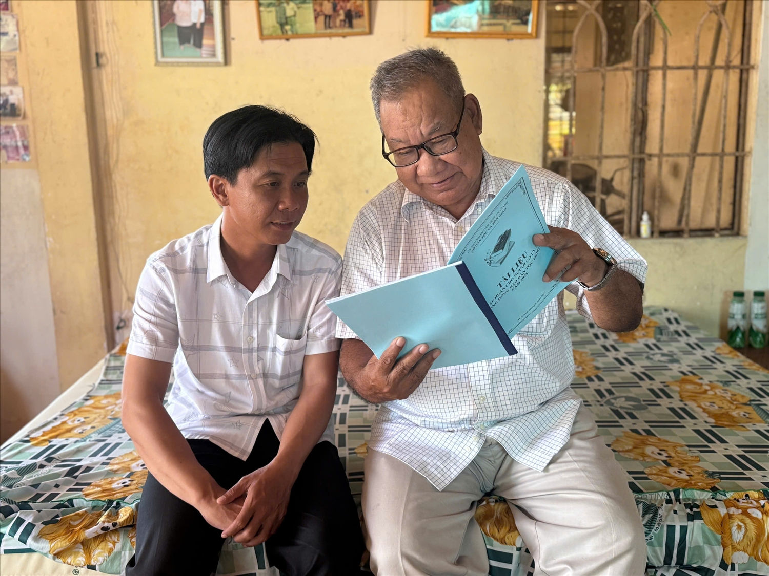 Ông Chau Sóc Sa, Người có uy tín ở ấp Phước Lợi và cán bộ làm Phòng Văn hoá xã Ô Lâm cùng chia sẻ, tìm hiểu về  những chính sách mới 
