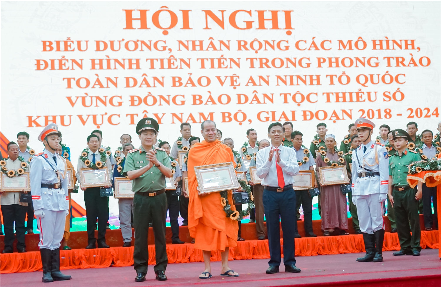  Thượng tọa Danh Quol, Trụ trì chùa Nha Si Cũ được Bộ Công an biểu dương điển hình tiên tiến trong phong trào toàn dân bảo vệ tổ quốc vùng đồng bào DTTS  giai đạon 2018 -2024 
