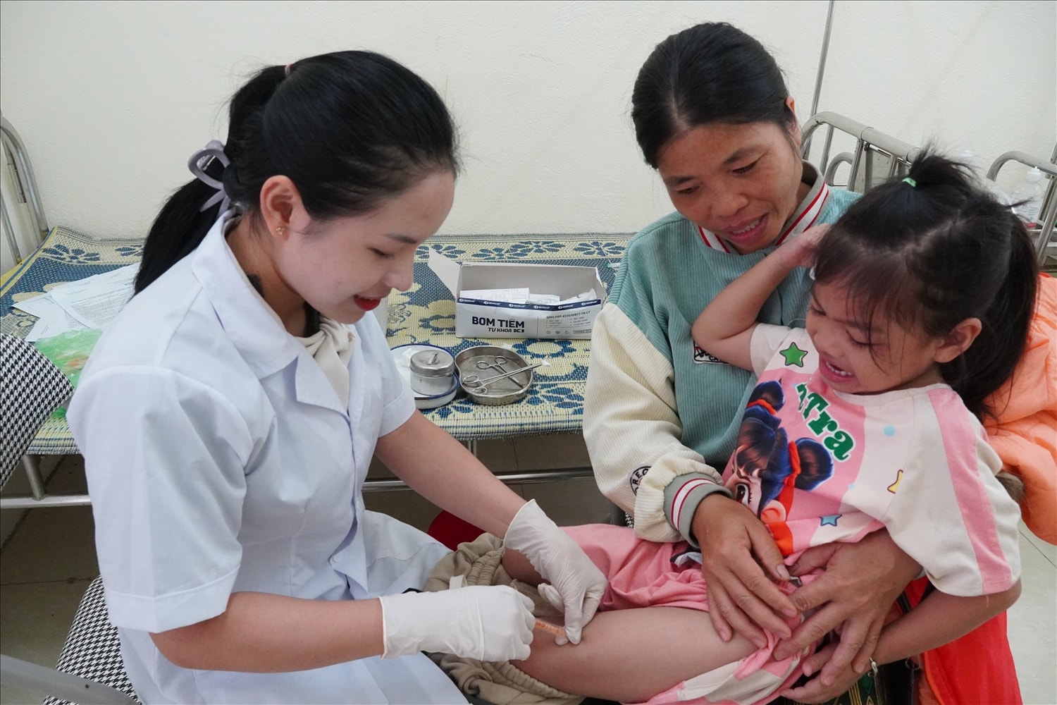 Trẻ em xã Sơn Thủy được tiêm vắc xin phòng dịch bệnh, góp phần bảo vệ sức khỏe cộng đồng và duy trì vùng không có dịch bệnh