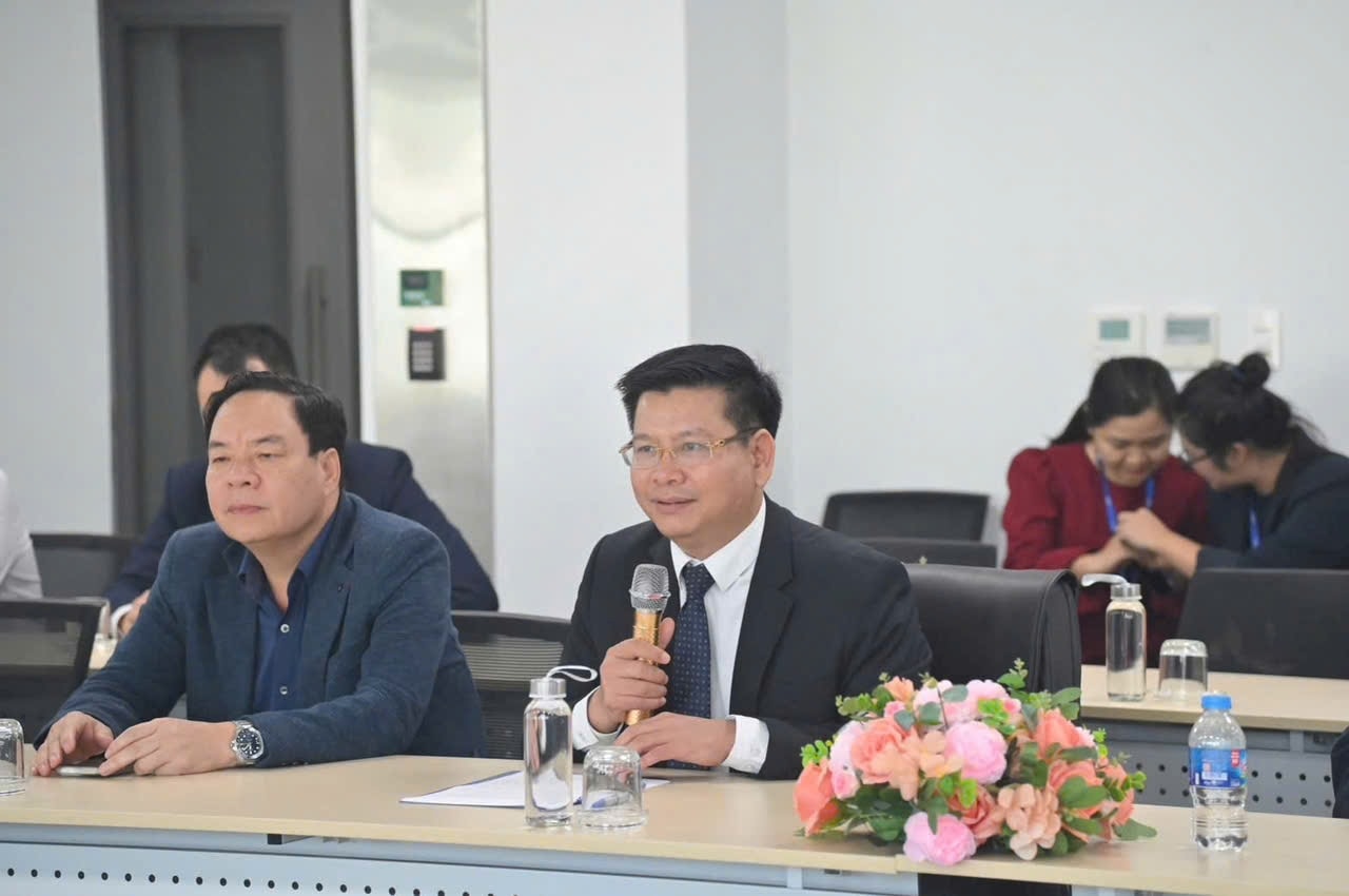 PGS,TS. Đinh Văn Châu (bên phải), Phó Bí thư Đảng ủy, Hiệu trưởng, Trường Đại học Điện lực phát biểu