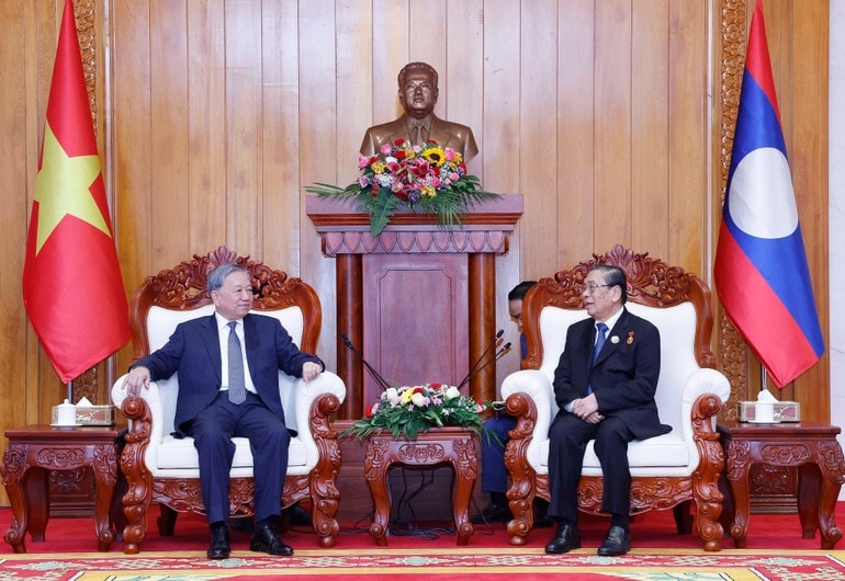Tổng Bí thư Tô Lâm gặp nguyên Tổng Bí thư, Chủ tịch nước Lào Choummaly Sayasone. (Ảnh: Thống Nhất/TTXVN)