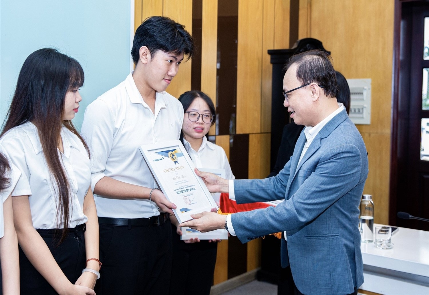 Sinh viên UEH nhận học bổng Eximbank, thể hiện sự nỗ lực trong học tập và tinh thần phấn đấu