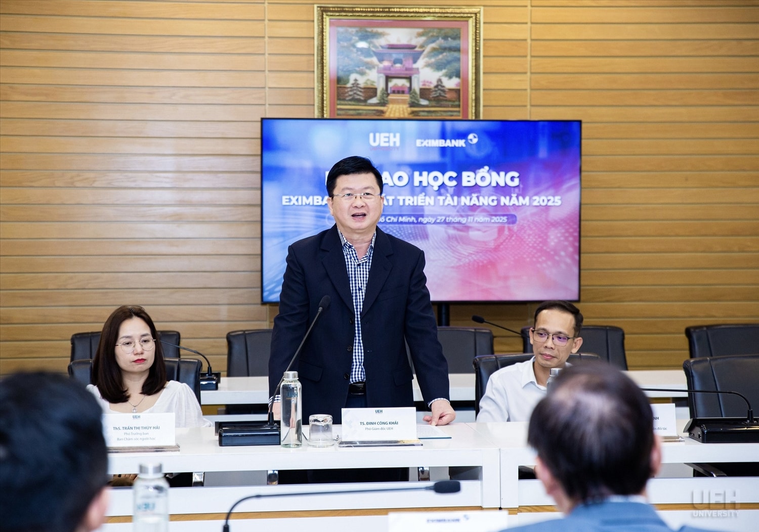 Ông Nguyễn Hồ Hoàng Vũ - Phó Tổng Giám đốc Eximbank trao học bổng cho sinh viên UEH trong chương trình “Eximbank - Phát triển tài năng năm 2025
