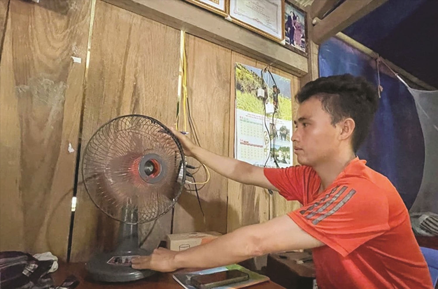 Gia đình Bí thư Chi bộ bản Tung Tráng A Páo sử dụng quạt chạy bằng tua bin nước