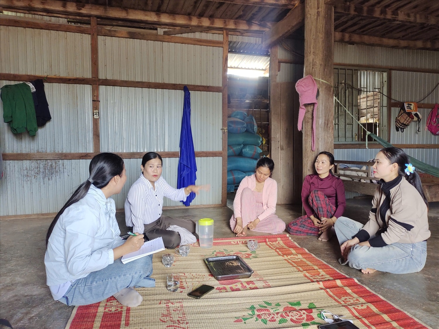 Chị H Aly Đáp Siu (bìa phải), cộng tác viên dân số - tế thôn 8 đến từng gia đình tuyên truyền, vận động