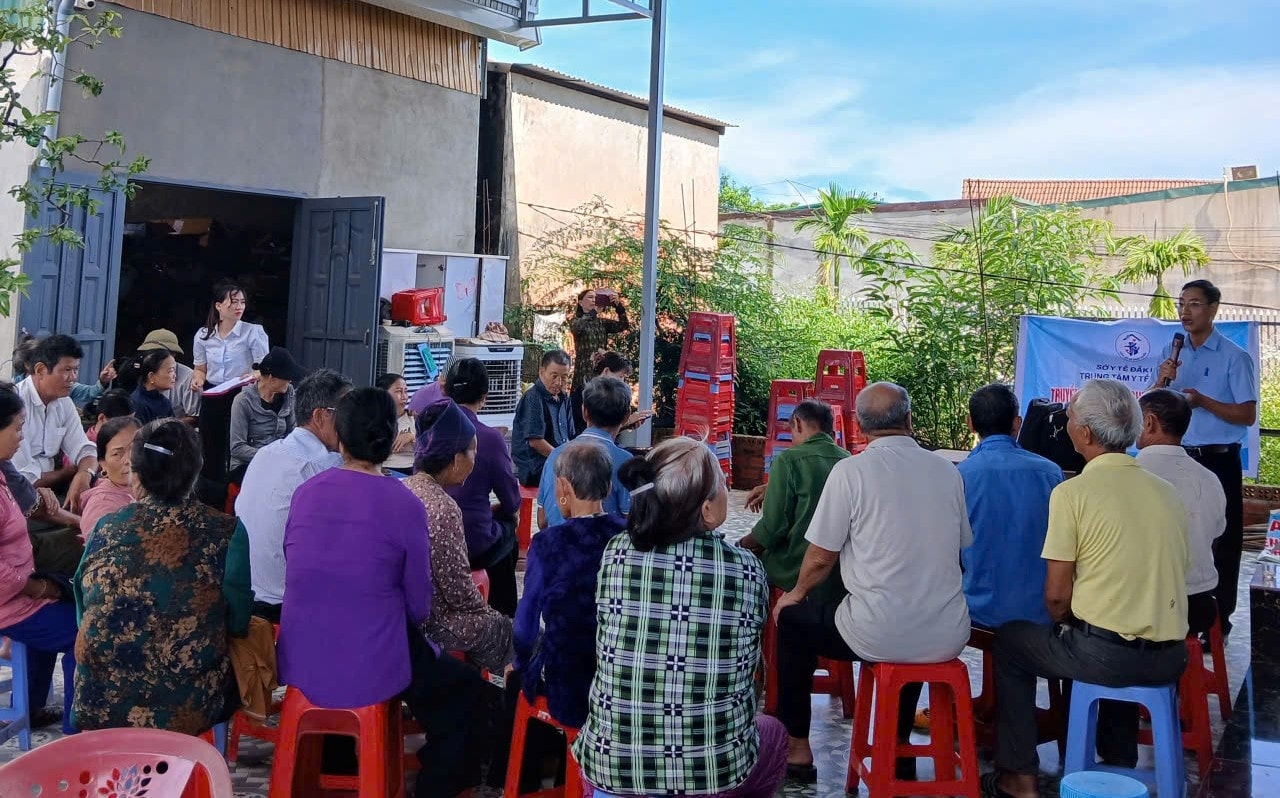 Các cấp hội, trạm y tế phối hợp với ban ngành thôn, cộng tác viên dân số - y tế lồng ghép tuyên truyền tại các thôn