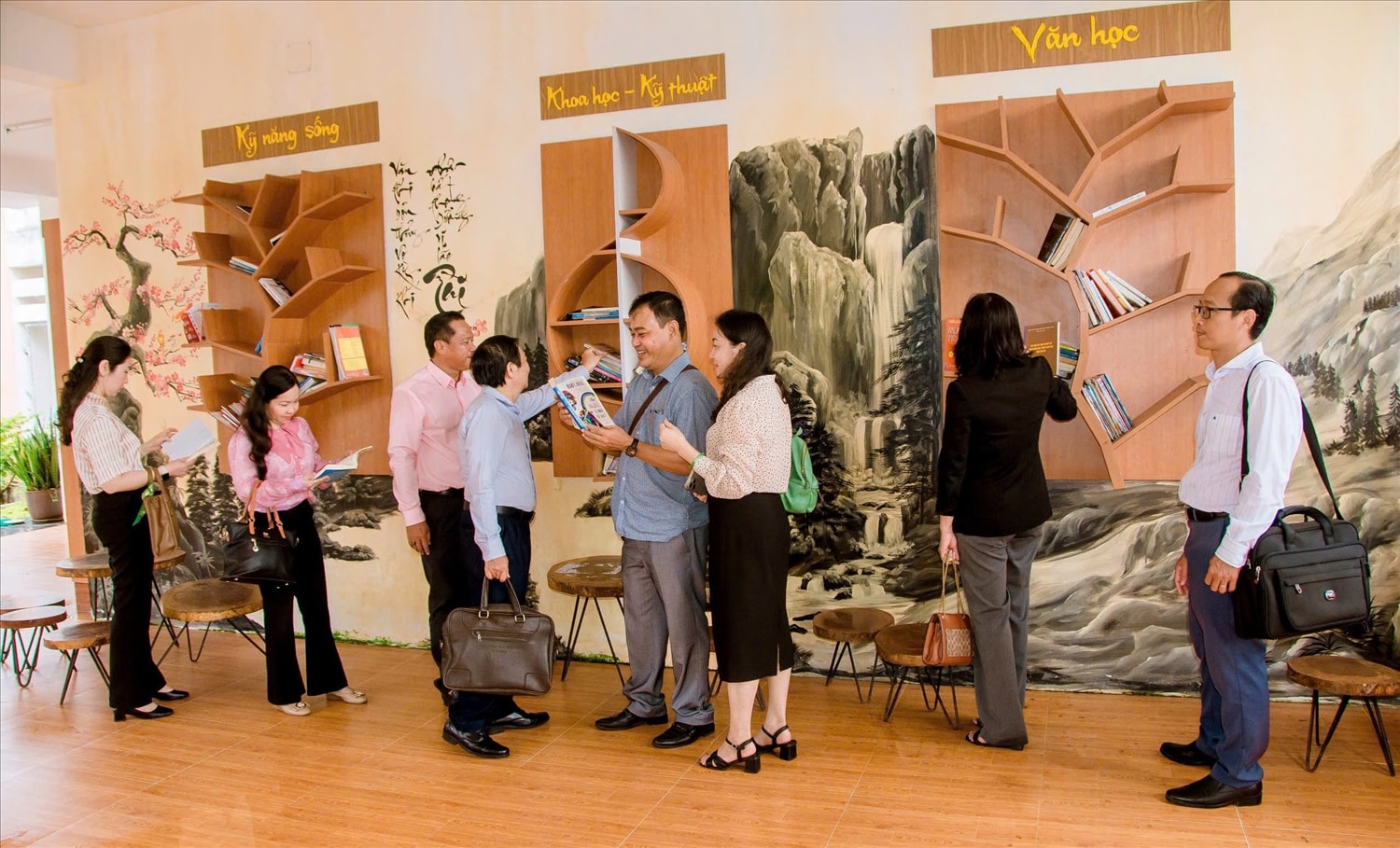 Đoàn công tác liên nghành của tỉnh An Giang đến làm việc và tham quan thư viện sách của Trường Dân tộc nội trú tỉnh