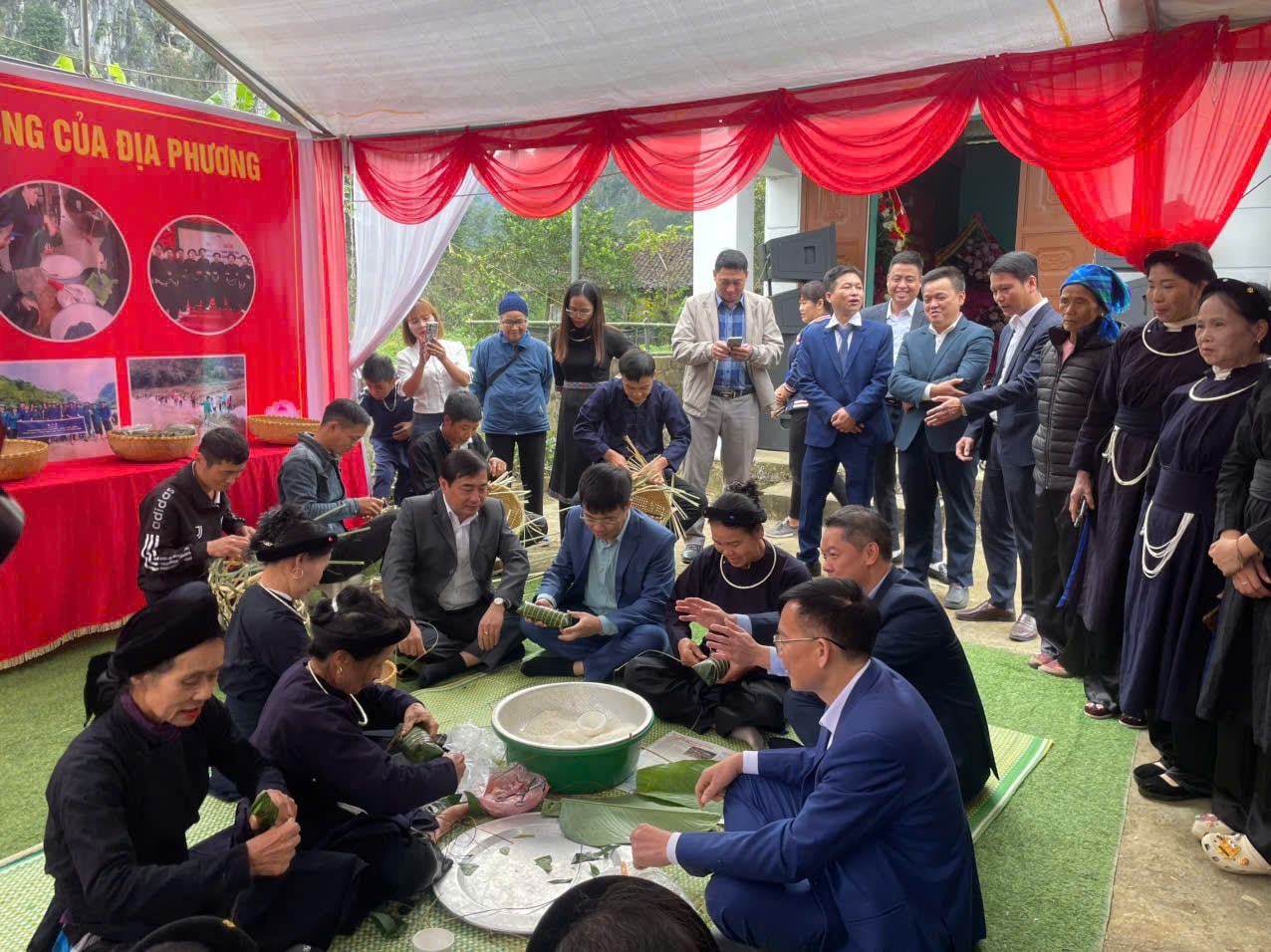 Nhờ nâng cao nhận thức về các quy định của pháp luật, người dân trong thôn bản luôn yên bình, đoàn kết. (Trong ảnh: Ngày hội đại đoàn kết thôn Cao Minh, xã Bằng Mạc)