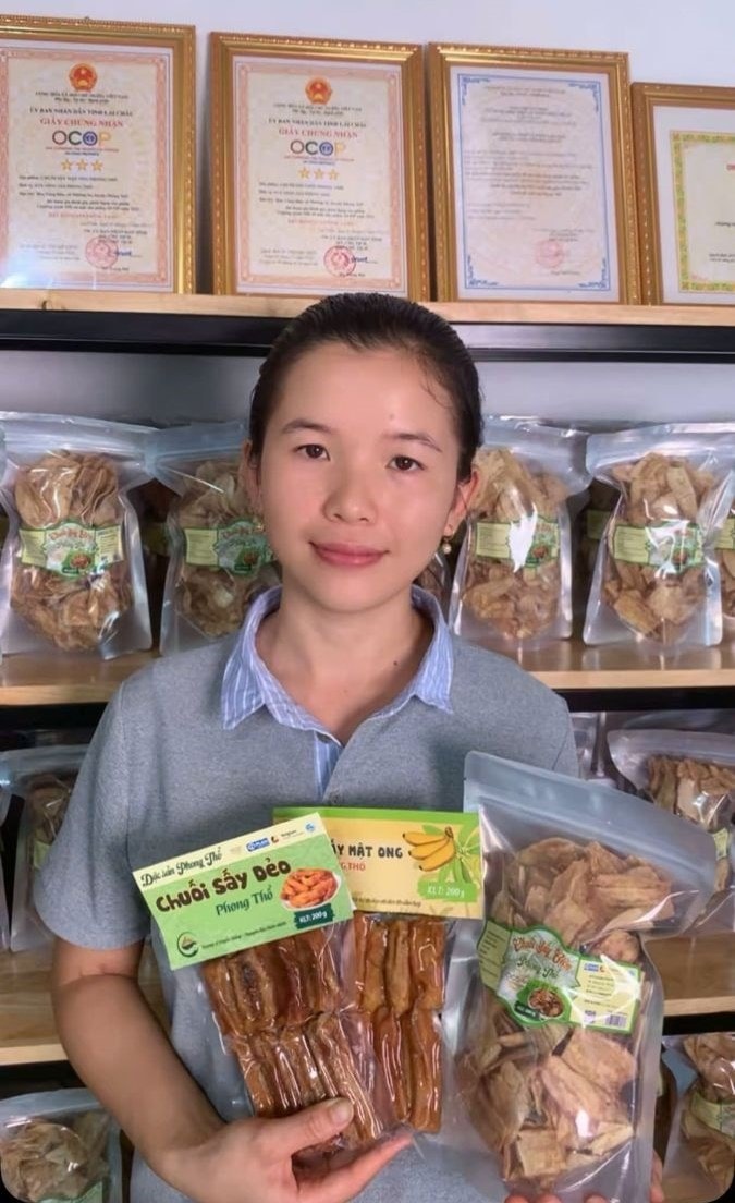 Chị Vàng Thị Phạm giới thiệu sản phẩm chuối sấy tại cơ sở
