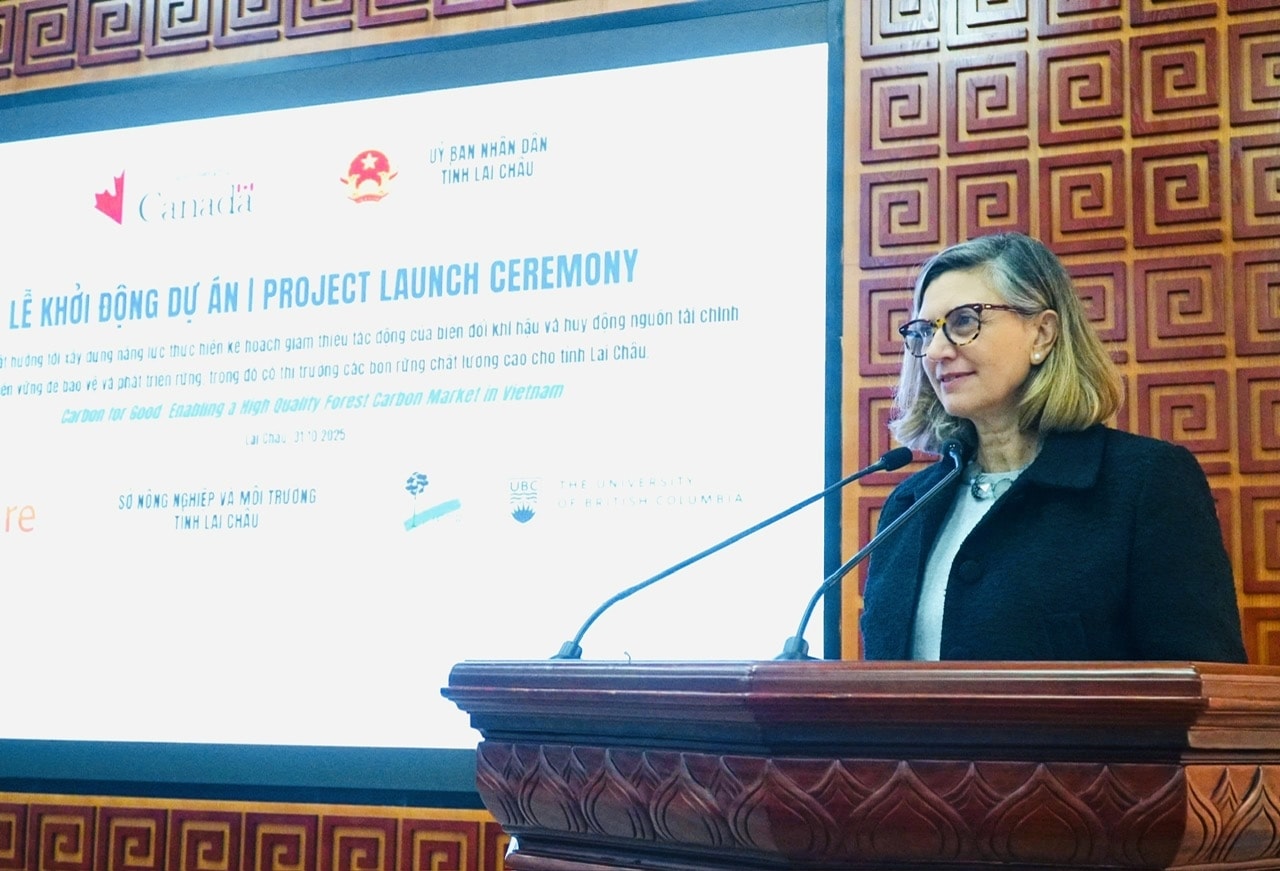 Bà Francesca Bellone - Tham tán Phát triển, Trưởng ban Hợp tác, Đại sứ quán Canada tại Việt Nam phát biểu tại buổi Lễ công bố Dự án “Hỗ trợ kỹ thuật hướng tới xây dựng năng lực thực hiện kế hoạch giảm thiểu tác động của biến đổi khí hậu và huy động nguồn tài chính bền vững để bảo vệ và phát triển rừng trong đó có thị trường Các-bon rừng chất lượng cao cho tỉnh Lai Châu” (Dự án C4G) ngày 31/10.