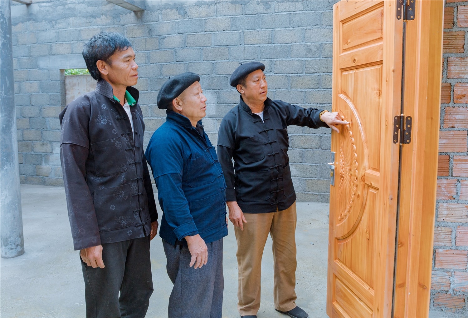 Ông Mua Mí Páo, Trưởng thôn Nà Hán; Ông Mau Nảo Cha thăm căn nhà của gia đình anh Hầu Mí Phìn (bên trái bức ảnh)