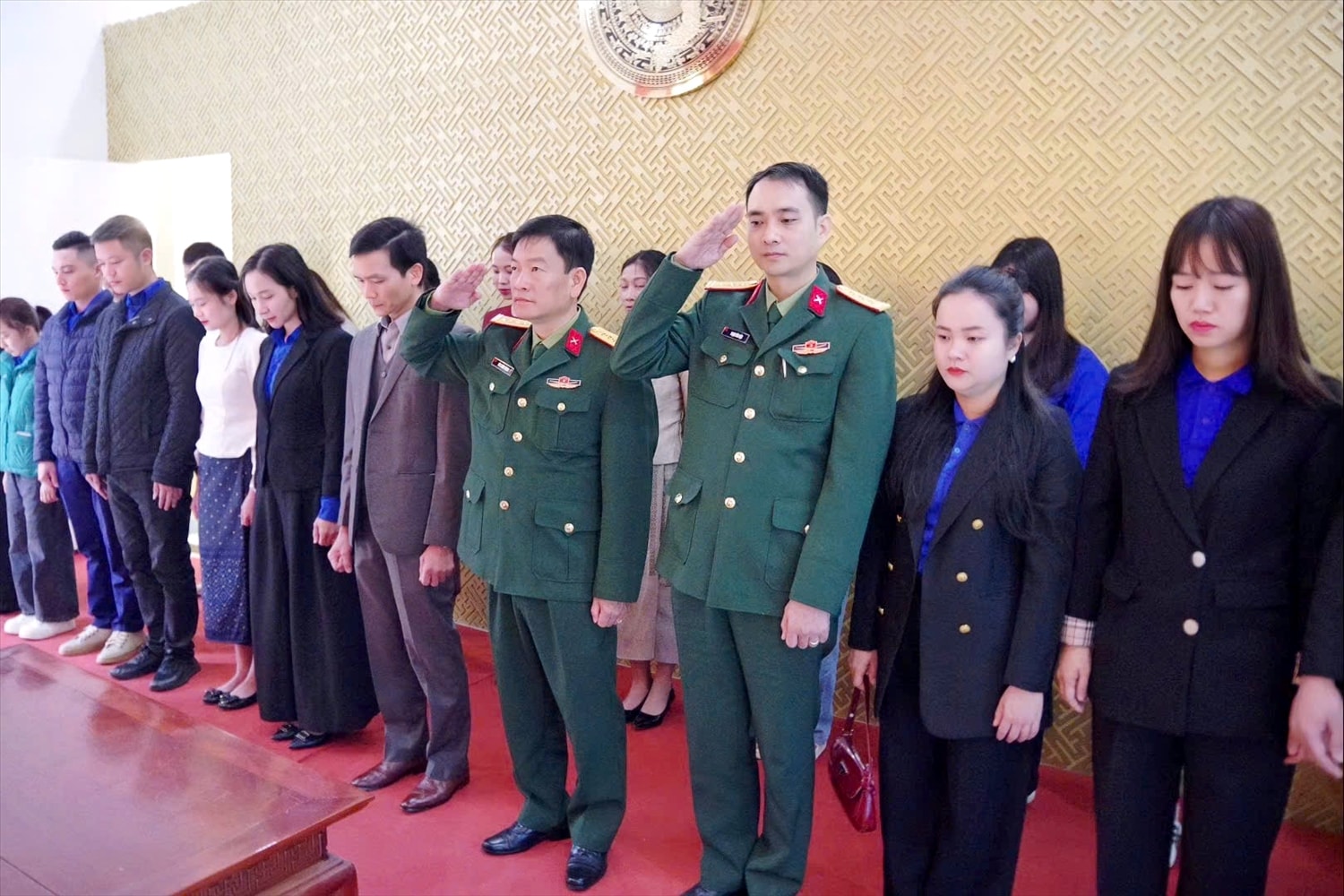 Ban Thường vụ và BCH Đoàn trường cùng lãnh đạo nhà trường, chỉ huy Sư đoàn đã thành kính dâng hương, bày tỏ lòng biết ơn sâu sắc đến Chủ tịch Hồ Chí Minh, Đại tướng Võ Nguyên Giáp, cùng anh linh các anh hùng liệt sĩ và các thế hệ cán bộ, chiến sĩ đã từng công tác tại Sư đoàn.