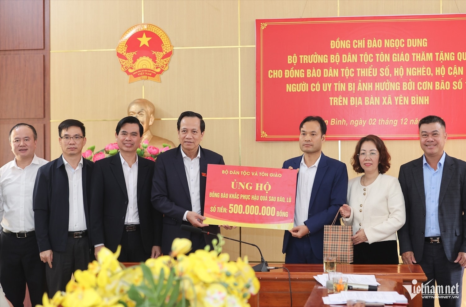 Bộ trưởng Bộ Dân tộc và Tôn giáo trao kinh phí ủng hộ đồng bào khắc phục hậu quả mưa lũ. Ảnh: Lê Anh Dũng