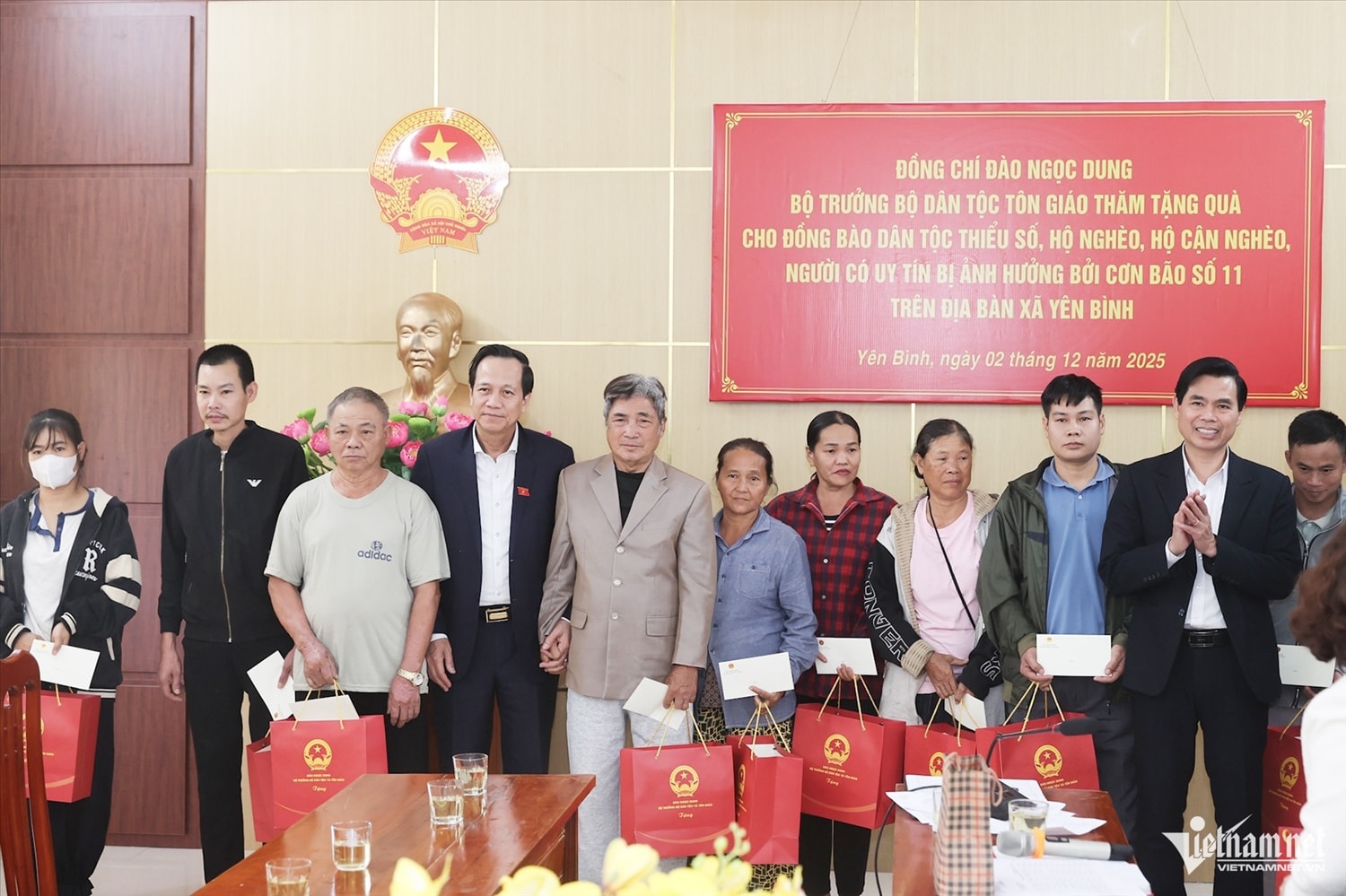 Bộ trưởng Bộ Dân tộc và Tôn giáo Đào Ngọc Dung và Bí thư Tỉnh ủy Lạng Sơn Hoàng Quốc Khánh tặng quà các hộ dân. Ảnh: Lê Anh Dũng