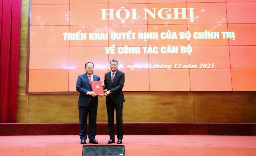 Bí thư Trung ương Đảng, Trưởng Ban Tổ chức Trung ương Lê Minh Hưng trao Quyết định cho  tân Bí thư Tỉnh ủy Quảng Ninh Quản Minh Cường