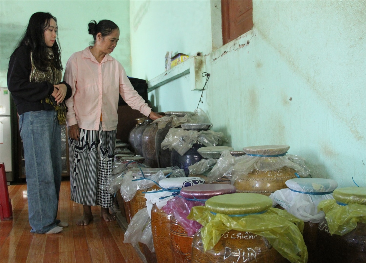Đồng bào M'nông ở buôn Jun ủ rượu cần phục vụ du khách