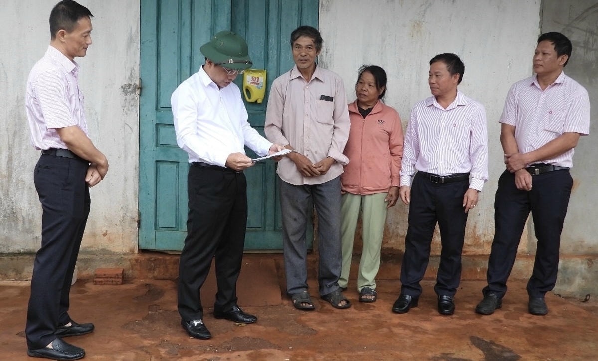 Giám đốc Chi nhánhNHCSXH tỉnh Đắk Lắk Đào Thái Hòa kiểm tra sử dụng vốn vay tại Ea H'leo
