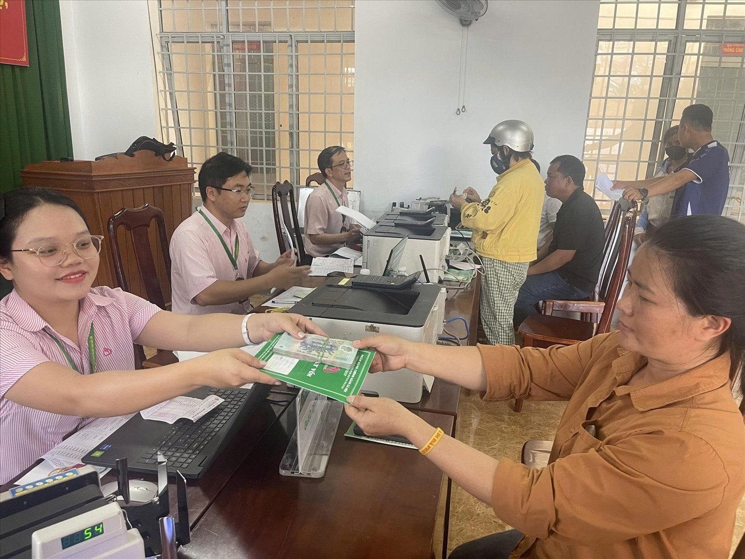 Phòng giao dịch NHCSXH Ea H'Leo kịp thời giải ngân vốn cho người dân