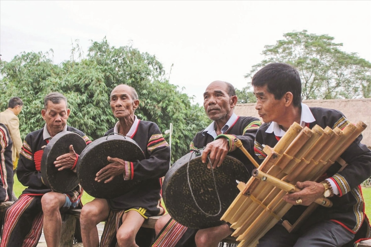  Trong mỗi mùa lễ hội hay những buổi họp buôn, tiếng nói của già làng luôn có sức gắn kết mạnh mẽ, khiến mọi người cùng ngồi lại, cùng lắng nghe, cùng tìm đường sáng cho buôn làng.  (Nguồn ảnh minh họa: Làng Văn hóa - Du lịch các dân tộc Việt Nam