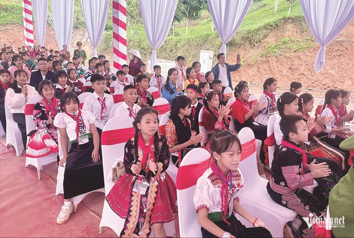 Niềm vui của các em học sinh DTTS tại Lễ khởi công.  Ảnh: Lê Anh Dũng