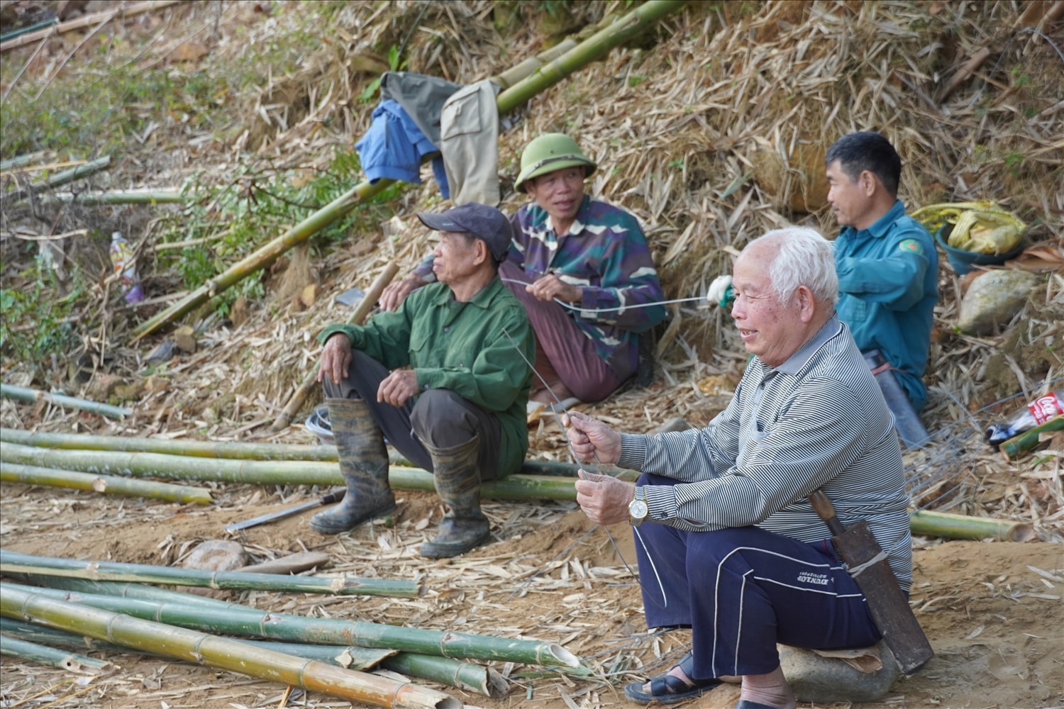 Người cao tuổi trong bản Chung Sơn vẫn hăng hái góp sức dựng cầu tạm, đồng hành cùng lớp trẻ vượt khó xây dựng quê hương