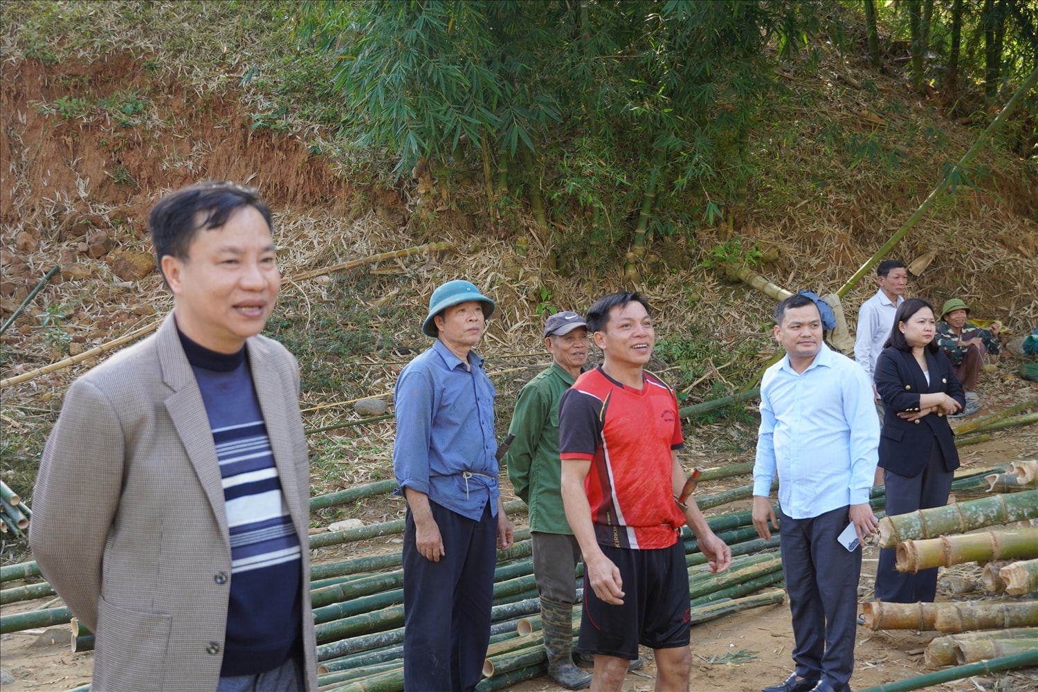 Lãnh đạo xã Sơn Thủy động viên bà con, ghi nhận tinh thần vượt khó và đoàn kết của người dân.