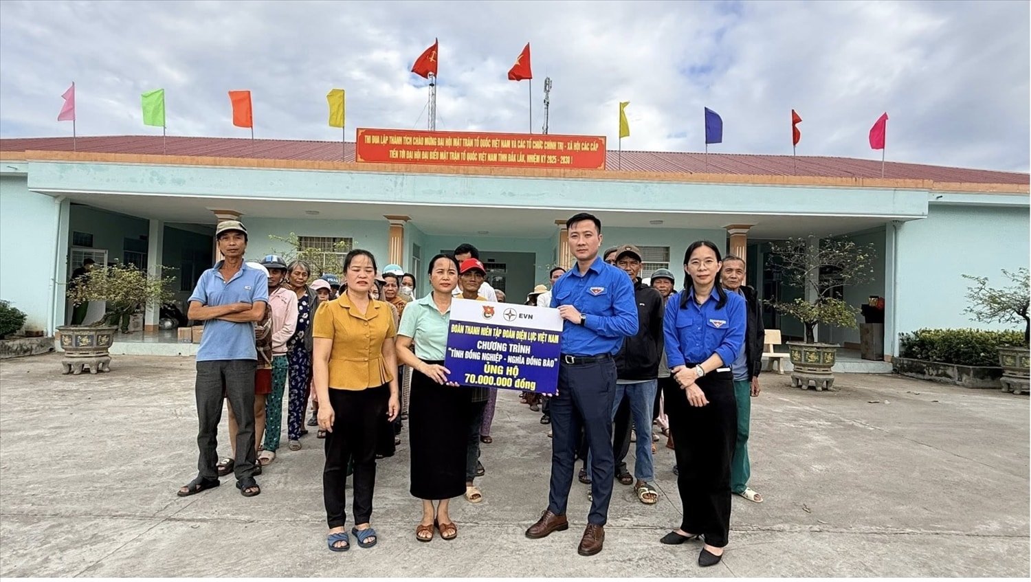 Đoàn thanh niên EVN trao hỗ trợ cho người dân địa phương khắc phục hậu quả do mưa bão